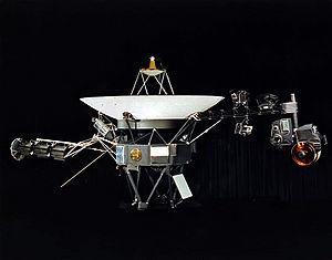 Astrofísica A sonda Voyager é o objeto humano mais distante (110 UA) e veloz (17 km/s!) até o momento. Está saindo do Sistema Solar... Mesmo com essa velocidade, ela demoraria 100.