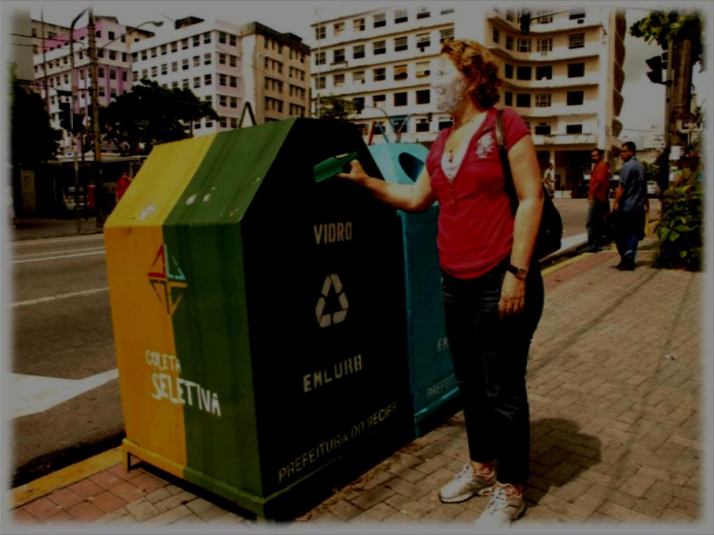 Coleta Sele:va no Recife Histórico 1993: Pontos de Entrega Voluntária PEV; 2011: Ampliação da coleta porta a porta (62 bairros); 1996: Coleta comunitária em 25 comunidades (ex:nta); 2002: Implantação