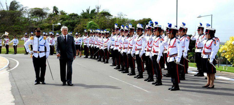 116 Figura 11 Formatura na Assembleia Legislativa Fonte: Arquivo Pessoal dos alunos CFO-PMMA, 2º ano 2012 Esta imagem retrata uma das atividades dos cadetes em apresentação as autoridades políticas,