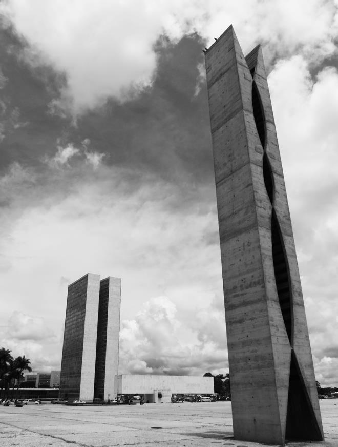 Praça dos Três Poderes em Brasília: o povo é o centro do coração da capital.