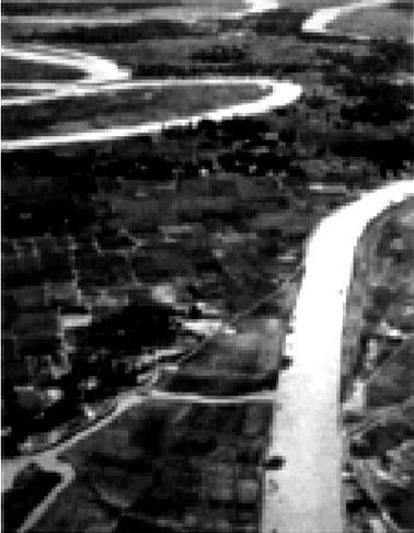 Relacione os itens apresentados com a foto, assinalando a alternativa que indica características presentes no baixo vale do rio Ganges. I. Produção de arroz. II. Produção de trigo. III. Meandros. IV.