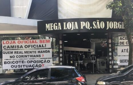 Corinthians lança camisa, mas revive protestos de loja oficial POR DUDA LOPES Corinthians e Nike aproveitaram o fim de semana com semifinal de Campeonato Paulista para anunciar o novo uniforme da