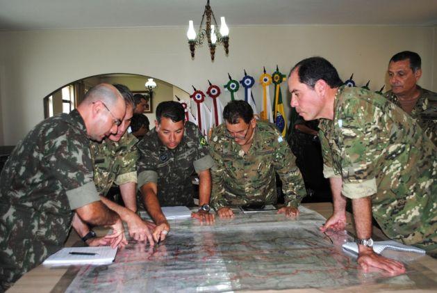 Exércitos de Brasil e Argentina fortalecem laços com treinamento conjunto As Forças Armadas da Argentina e do Brasil reforçaram os laços de cooperação ao participarem de exercícios de guerra simulada