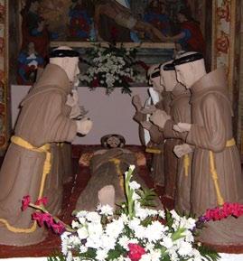 Francisco, Santo António e S. Bernardino de Siena. No alpendre, antes da entrada na igreja, surge-nos do lado esquerdo a capela do trânsito de São Francisco, erigida no reinado de D.