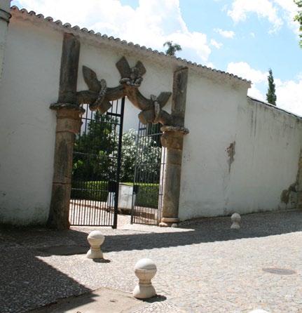 Os 110 metros de comprimento da fachada de estilo maneirista, totalmente revestida a mármore da região, fazem deste magnífico palácio real um exemplar único na arquitectura civil portuguesa.