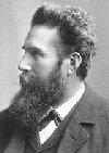 1895 - WILHELM CONRAD RÖENTGEN: experiências com tubos de raios catódicos; busca da detecção das ondas eletromagnéticas (tubo com excelente