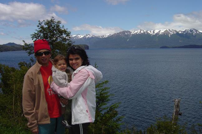 10 entranhas naquela paisagem. Eu me apaixonei. Ainda mais quando conheci Villa la Angostura, que fica a 80km de Bariloche, percorridos numa estrada linda que margeia o Lago Nahuel Huapi.