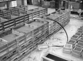 Vinte e oito dias após a betonagem dos blocos foram realizados furos com diferentes diâmetros e comprimentos, através de carotagem. As micro-estacas foram seladas nos furos com calda de cimento.