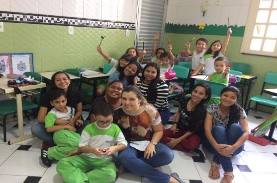 ª Loyana Araújo com alunos do 2º