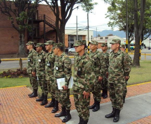 Cel José Antônio de Sá Júnior e militares do BIDES.