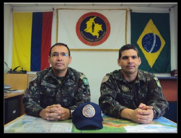 Da esquerda para direita, Cap Sávio Araújo, MI, Cel Leão, Chefe do GMI-CO, 1 Ten Nardi, concludente do Curso, Cel Sá, Adido de Defesa Naval e Exército do Brasil na Colômbia e Cap Retori, MI.