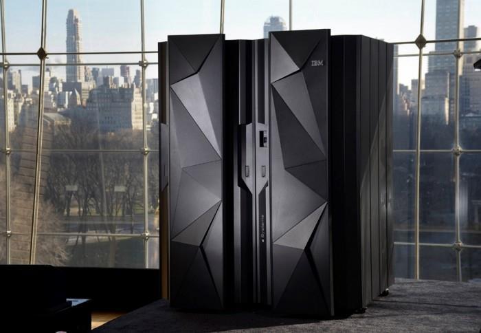 Hardware Computadores de grande porte: mainframes Mainframe IBM z13 Capacidade para lidar com 2,5 bilhões de transações por dia Pode ter até 141