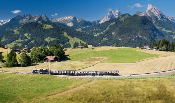 A viagem no Golden Pass Line oferece paisagens inesquecíveis dos locais mais bonitos da Suíça. Viaje com todo conforto a bordo deste trem panorâmico. Chegada e hospedagem em Montreux.