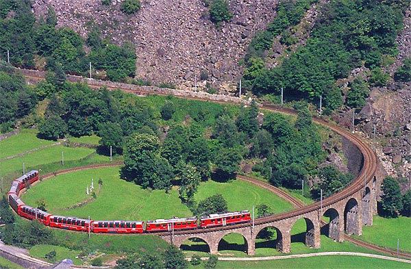 Do conforto do vagão panorâmico, você pode desfrutar da romântica paisagem dos Alpes suíços. St.