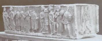 Sarcófago das Musas Ilustração 3: Sarcófago das Musas A peça escolhida para este trabalho faz parte da secção da Escultura Romana do Museu do Carmo, é o Sarcófago das Musas, uma peça do século IV