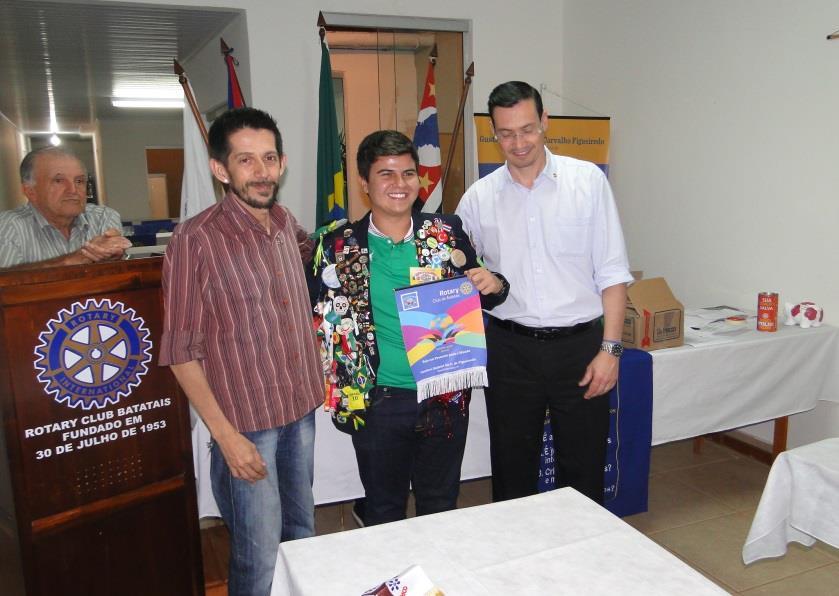 formalizou a entrega do Guia Distrial 2015/2016 para o presidente Gustavo Rafaini, que o recebeu ao lado da esposa e