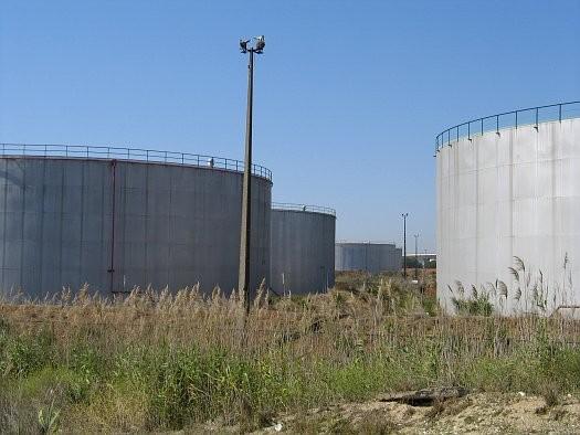 Constituintes da destilação do petróleo Nas refinarias, o petróleo é submetido a uma destilação fracionada, sendo o resultado desse processo separado em grupos.