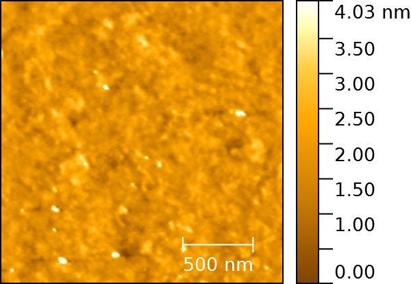 3.4. MEDIDAS DE AFM/MFM toda a zona analisada. a. b. Figura 3.11 Zoom das imagens de topografia (a.) e MFM (b.) para o filme de FeNi36 de 140 nm de espessura.