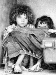 O processo de socialização Na Índia, onde os casos de meninos-lobo foram relativamente numerosos, descobriramse, em 1920, duas crianças, Amala e Kamala, vivendo no meio de uma família de lobos.