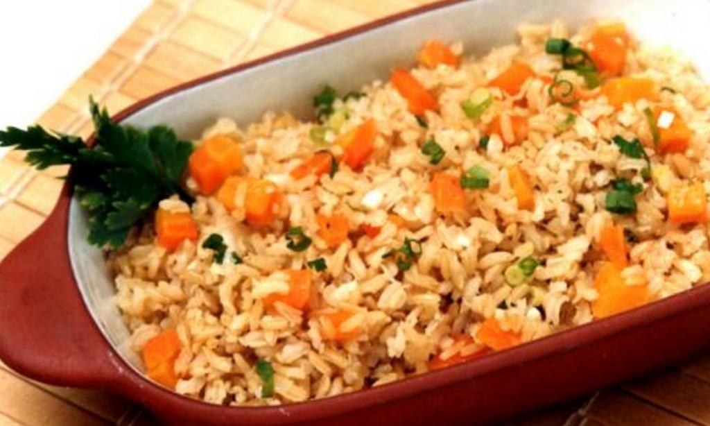 Ingredientes 2 xícaras de chá de arroz 1 colher de sopa de azeite de oliva 4 xícaras de água fervente 1 cubo de caldo de carne 0% de gordura 3 dentes de alho amassados 1 cenoura cortada em cubinhos 1