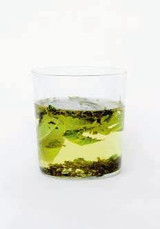 O chá verde é benéfico em caso de tosse crónica, constipação e dores de garganta. Estimula a regeneração celular.