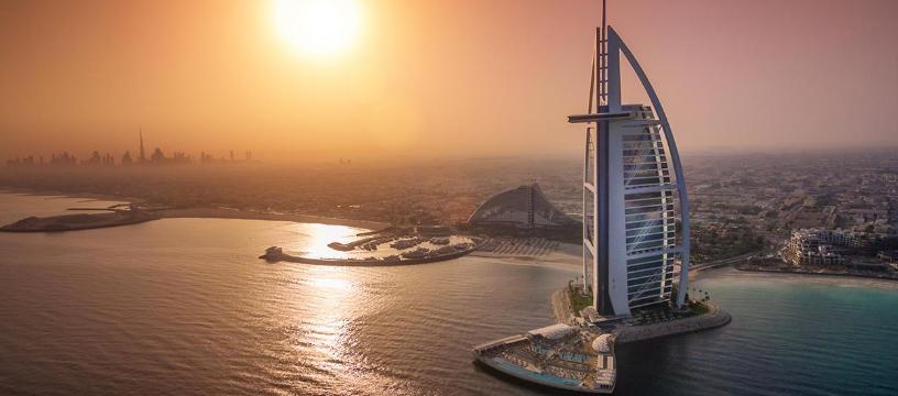 Percorreremos a orla e visualizaremos o luxuoso hotel Burj Al Arab e sua arquitetura futurista. Visitaremos também a Palm Jumeirah, ilha artificial que abriga um condomínio.