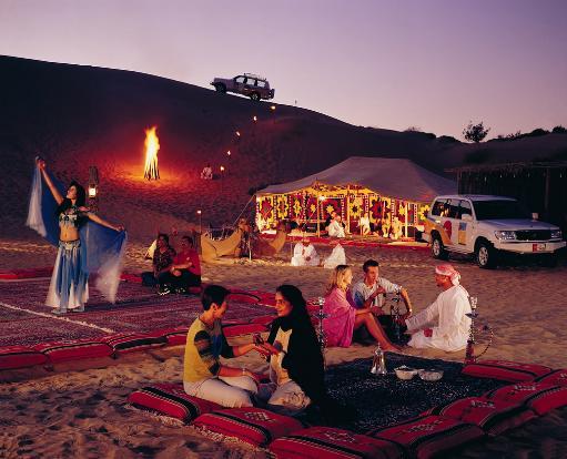 Podemos fazer um passeio de camelo, admirar as tatuagens de henna, comprar souvenirs, provar o narguilé ou se encantar com o traçado dos famosos tapetes da região.