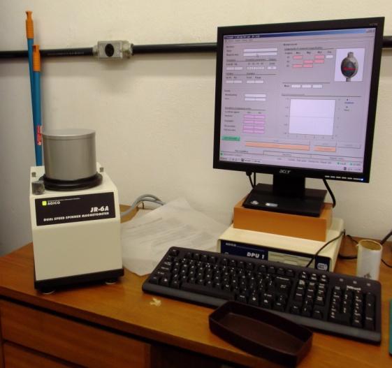 Tamanho do espécime: Diametro: 25.4 mm Comprimento: 22.2 mm Figura 5.5 - Magnetômetro SPINNER JR6 conectado a computador do Laboratório de anisotropia magnética LAM s.