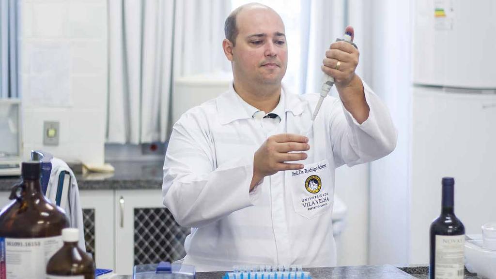 CONTAMINAÇÃO DE ALIMENTOS Professor de ciências farmacêuticas da UVV-ES realiza pesquisas sobre agrotóxicos O professor Rodrigo Scherer, de Ciências Farmacêuticas da UVV-ES, apresentou na quarta-