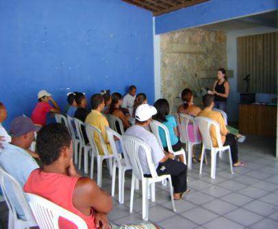 A B C Figura 9. (A e B) Debate e discussão sobre percepção ambiental com pescadores artesanais.