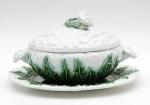 244 :: Par de taças e Pires em porcelana chinesa da Companhia das Índias, período Jiaqing (1796-1820), Família Rosa, decoradas com flores. 1 pires de maiores dimensões. Mínimos defeitos.