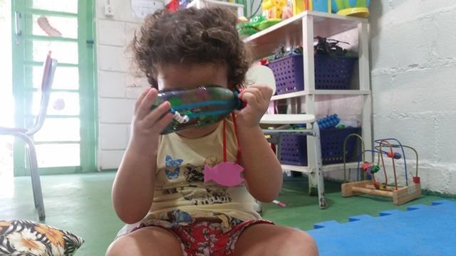 tudo que era novidade. Foi em um destes passeios pela escola que encontramos com uma família de galinhas e o interesse só começou.