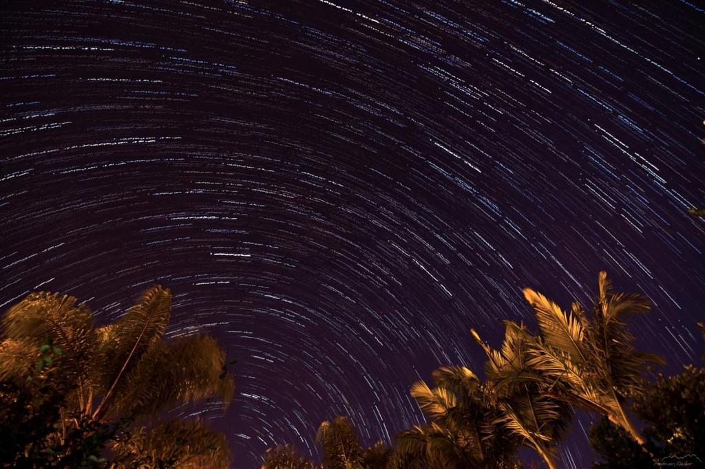 Fotos de longa exposição - startrail Diferente em cada região Em cima dos pólos: todas as estrelas