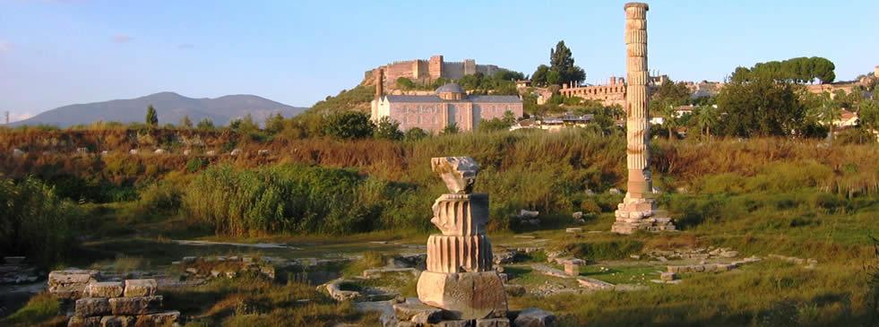 O que restou do templo à deusa Diana Além da adoração a Diana, o culto ao imperador era bastante desenvolvido em Éfeso, o que provavelmente era fonte de conflito entre os moradores da cidade e os