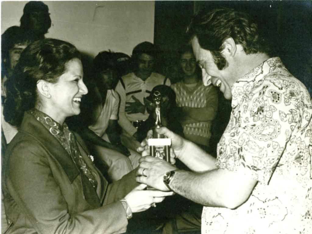 Figura 3 - Primeira dama entregando um dos troféus conquistados por Maringá nos Jogos Abertos do PR, ao coordenador geral dos JAPS Antonio Tortato.