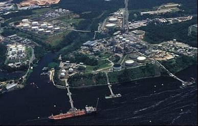 81 Figura 7 Vista aérea da Refinaria Isaac Sabbá UN-REMAN Fonte: Google imagens Com o nome de Companhia de Petróleo da Amazônia, a refinaria foi instalada às margens do Rio Negro, em Manaus e iniciou