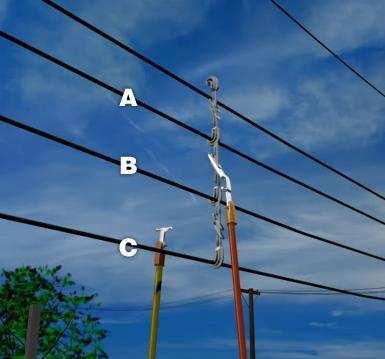 Passo 6: eletricista 2 com a vara de manobra telescópica com a ponteira padrão, engata o condutor no local destinado do espaçador, certificando que ficou devidamente fixado o cabo deverá ficar preso