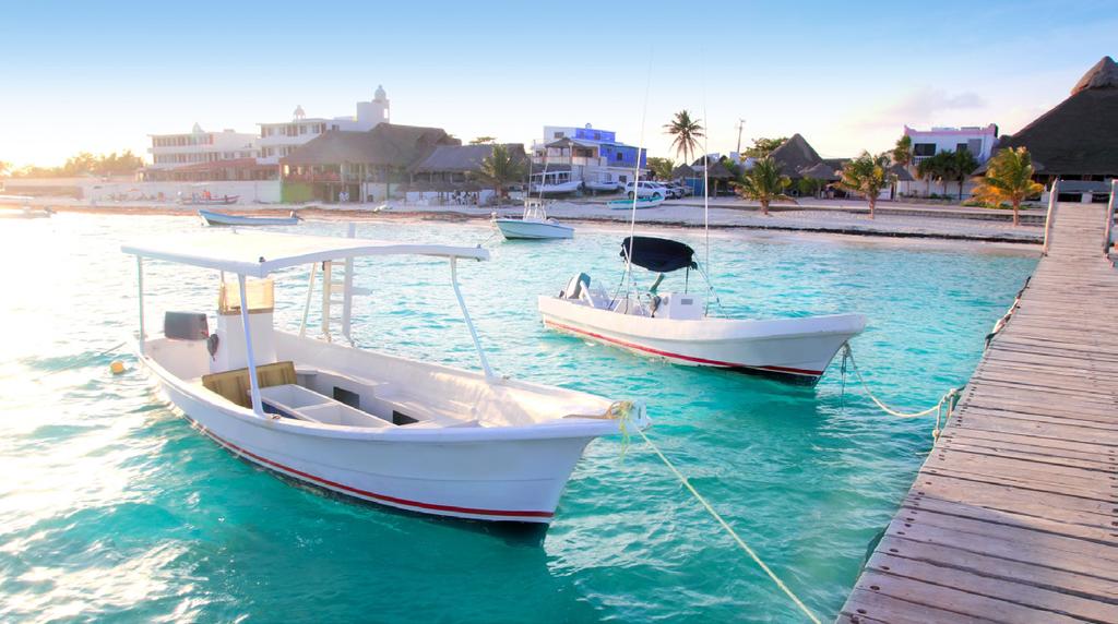 AKUMAL Esta belíssima baía, a apenas 36 quilômetros ao sul de Playa Del Carmen, foi o primeiro lugar a desenvolver-se na Riviera Maia.