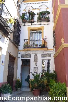 O antigo bairro dos ciganos junto ao rio Guadalquivir chamado de Triana, é hoje um dos pontos mais turísticos da cidade, encontrar os seus antigos moradores pode