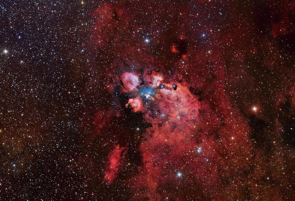 Nebulosa Pata de Gato Nebulosa de emissão Brilha em vermelho devido ao Hidrogênio ionizado.