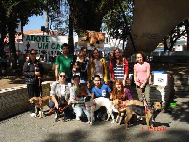 Doação na Praça Arnolfo Azevedo no mês de maio de 2013, com ajuda de voluntários e alunos da USP.