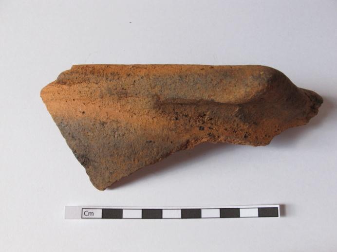 423 QP/01-4-37 TACHO Fragmento de um tacho de cerâmica comum, exibindo uma pega triangular na extremidade, com nítidos