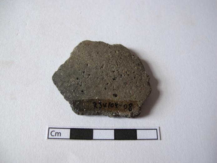 483 RJV/04-08 INDETERMINADO Fragmentos de parede de cerâmica preta, com pasta de textura grosseira com abundantes ENP s quartzosos e micáceos de