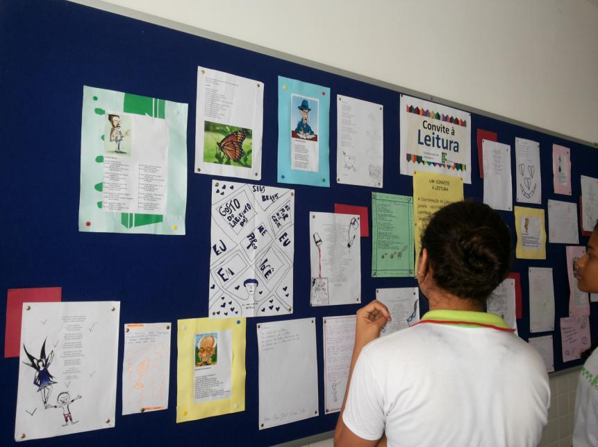 Esses textos despertaram o interesse dos alunos, que continuamente visitavam o local da exposição, lendo livremente, fugindo da proposta de leitura por obrigação.