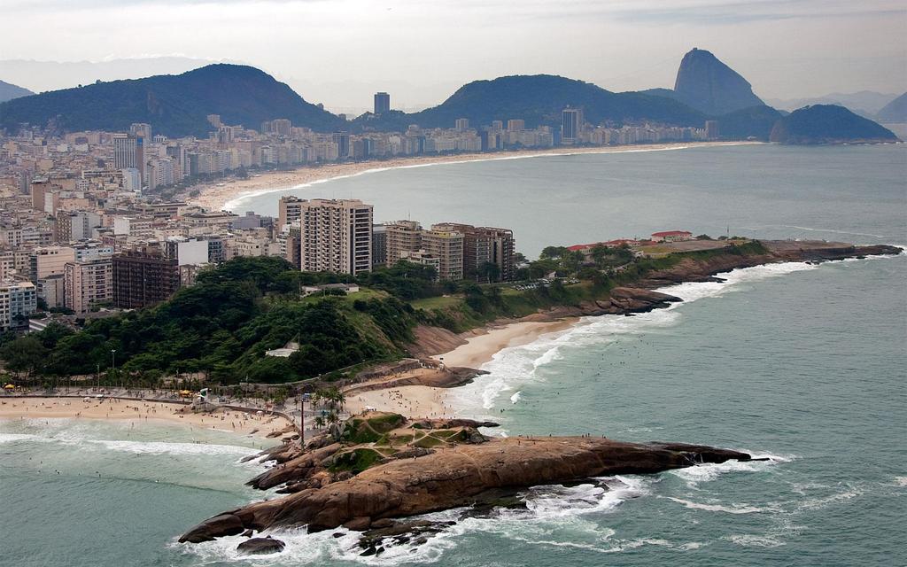 Tômbolo Depósito de areia que liga