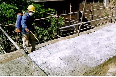 Esta rede foi fixada através de chumbadores, com tratamento anti-corrosivo, com injeção de calda de cimento, em malha de 3 m x 3 m (Fotografia 2.2 - (5)).