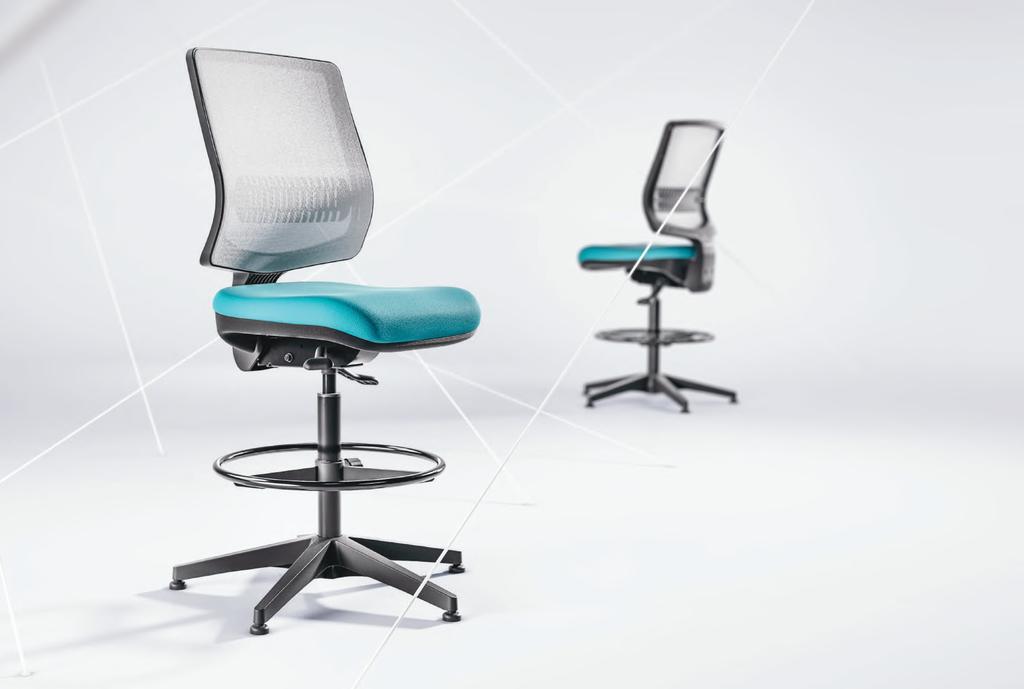 Cadeiras com estrutura alta e apoio para pés, altura ajustável à estatura do usuário.