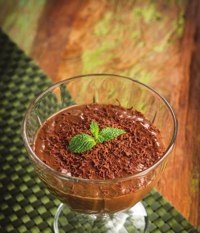 MOUSSE DE CACAU COM ABACATE Valor energético por porção: 530 kcal FOTO REAL ½ abacate maduro 3 col. (sopa) de mel ½ xíc. (chá) de creme de leite fresco ½ col.