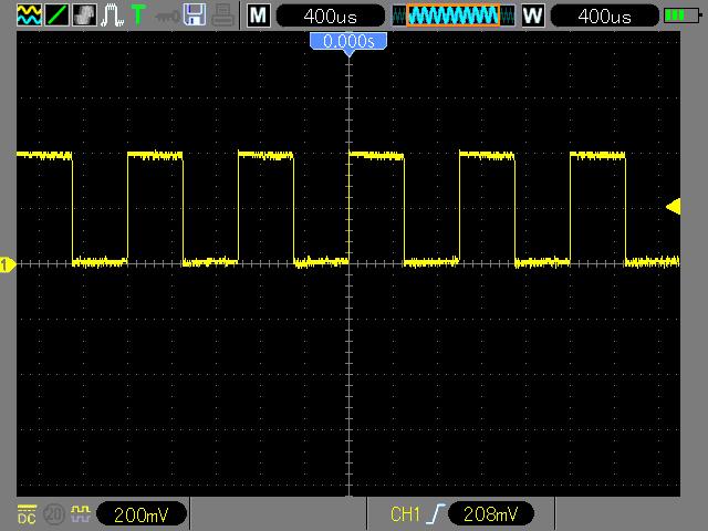 3.5 Observar uma forma de onda Pressione o botão AUTO e uma onda quadrada de 1 KHz de aprox. 5 V pico-a-pico aparecerá no display. Pressione o botão de CH1 e remova o Canal 1.