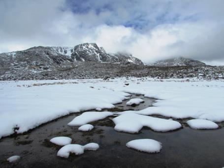 Caminhadas na Serra da Estrela com raquetes de neve (2015/2016) Trekking na neve Estes dois programas têm em comum o facto de se realizarem totalmente na neve.